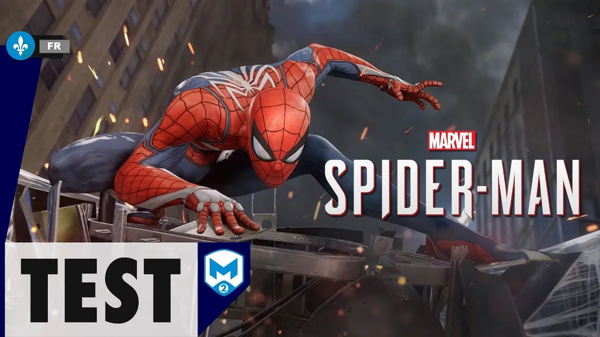 Spider-Man en plein balancement au-dessus des rues de New York, la nuit, avec les gratte-ciel éclairés en arrière-plan