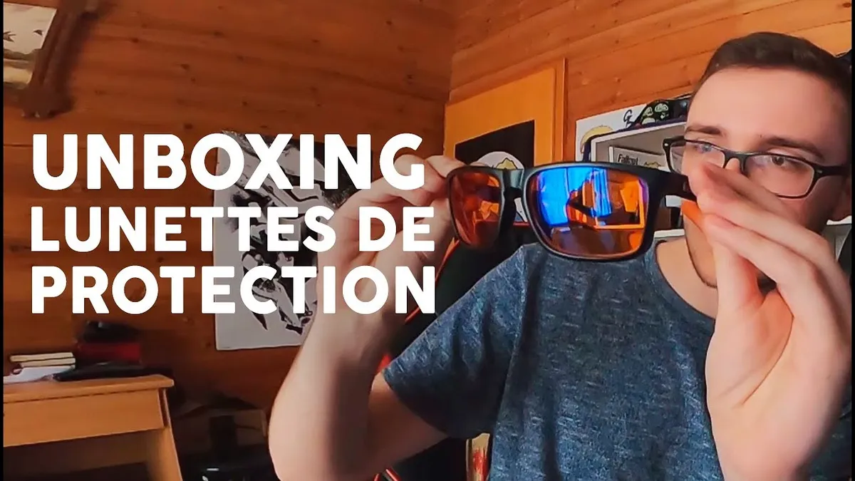 Les lunettes Gunnar Scope RX posées sur une table de bureau noire à côté d’un clavier mécanique rétroéclairé, le reflet